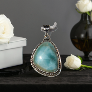 สร้อยคอจี้เงินแท้ประดับพลอยลาริมาร์ทรงหยดน้ำสำหรับผู้ชาย งานแฮนด์เมด เครื่องประดับสุดหรู ของขวัญที่สมบูรณ์แบบจาก Rudra Gems สไตล์โบฮีเมียน - Product Image 1