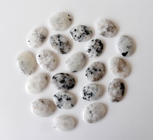 Proveedor Principal de Piedras de la Luna Arcoíris, Piedras de Cristal Ovaladas para el Pulgar, Piedras de Chakra - Product Image 2