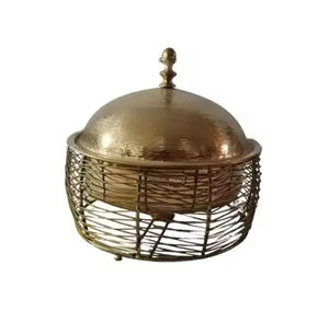 Casserole en métal plaqué or avec couvercle en acier pour le service et le réchauffement des aliments de luxe pour les maisons et les restaurants - Product Image 1