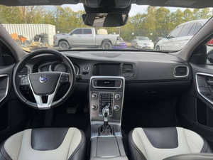 Voiture d'occasion de qualité abordable, Volvo S-60 Cross 2016, conduite à gauche - Product Image 2