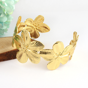 Bracelet manchette fleur en or réglable bracelet créateur de fleur en or bijoux de mode en laiton plaqué or 18 carats pour les fêtes - Product Image 4