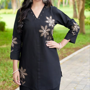 Conjunto de Kurti y Pantalón Elegante Bordado en Negro de Rayón Premium Unity Luxure - Product Image 1