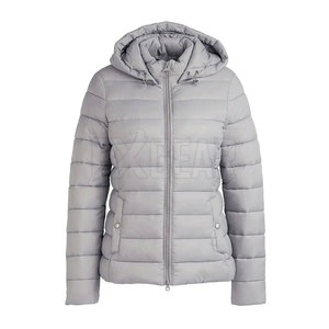 Nueva chaqueta acolchada ligera de moda para mujer para uso diario informal con relleno cálido y aspecto de invierno moderno - Product Image 1