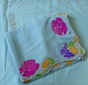 Sari de Georgette Brillante con Diseño de Estrellas, Bordado de Diamantes Zarkhan, Borde con Trabajo de Corte y Diseño de Rosas Estampado a Mano Minakari, para Fiestas - Product Image 1