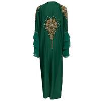 Élégante robe de soirée longue en mousseline verte, style abaya, avec broderies perlées, manches à volants, col à capuche et ourlet évasé, coupe portefeuille