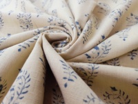 La tela de algodón impresa hecha a medida es un textil versátil que presenta diseños patrones o imágenes impresas en material de algodón