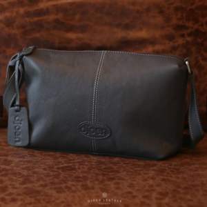Sac à bandoulière de grande capacité pour femmes de haute qualité fait à la main en cuir de vache véritable, durable et élégant d'Indonésie - Product Image 1