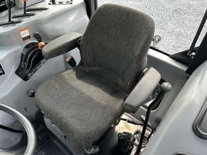 Tractor agrícola Mahindra 7060 disponible en ofertas al por mayor que ofrece una durabilidad confiable con entrega rápida para agricultores - Product Image 3