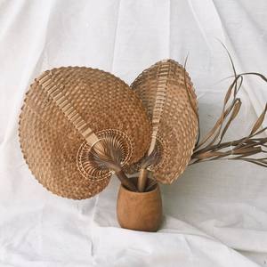 Mignon ventilateur à main en plumes de bambou ventilateur à main de couleur marron naturel pour tentures murales et cadeaux d'événement - Product Image 2