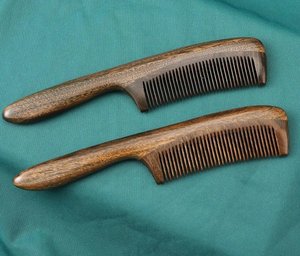 Peine de Madera Pulida Ecológico de Primera Calidad, Diseño Tradicional Hecho a Mano para Uso Doméstico - Product Image 5