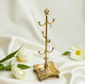 Expositor de joyería rectangular de metal dorado con parte superior ondulada y bandeja con aspecto de mármol blanco disponible a precios de mayorista - Product Image 5