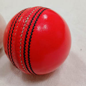 100% cuero de vaca de alta calidad al por mayor de cuero personalizado pelota de Cricket Color Rosa entrenamiento deportivo uso pelotas duras - Product Image 1