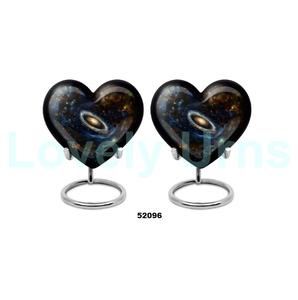 กาแล็กซี่หัวใจอลูมิเนียมสีดำสำหรับขี้เถ้ามนุษย์พร้อมขาตั้งและถุงกำมะหยี่ฟรี - Product Image 1