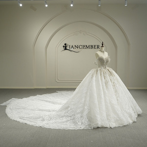 Robe de mariée moderne GT26064 en dentelle ivoire, ornée de sequins et de perles, avec traîne chapelle et fleurs, longueur ras du sol pour femme - Product Image 2
