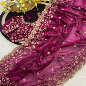 Sari de Seda Pura VASTRA COTTAGE con Bordado Original de Cuentas Doradas, Borde Calado con Trabajo Elaborado y Blusa Completamente Bordada - Product Image 6