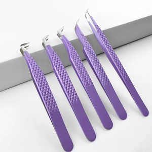 Fournisseur en gros de pinces à cils, idéal pour les techniciens professionnels des cils et les artistes en extensions de cils - Product Image 3