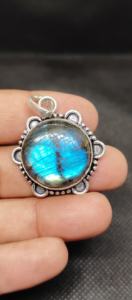 Collier pendentif en labradorite tendance, forme ronde, pierre précieuse - Product Image 4