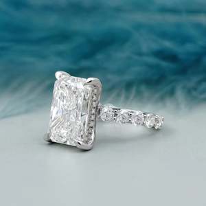 Anillo de Compromiso con Halo Oculto y Corte Radiante Certificado por IGI con Banda de Diamantes Redondos - Product Image 3
