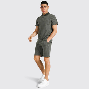 Ensembles d'été décontractés pour hommes avec polos et shorts à demi-manches Méthode de tissage en tricot et ensembles d'été brodés conçus sur mesure - Product Image 1