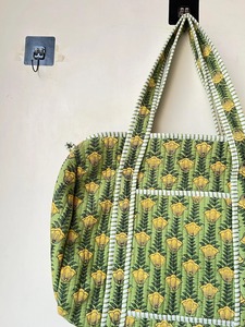 Bolsa de Viaje Tipo Duffel Acolchada Hecha a Mano, Ecológica, con Estampado de Bloques, Tamaño Estándar, Estilo Boho para Mujer - Product Image 3