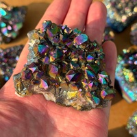 Vente en gros de haute qualité : Grappe d'améthyste naturelle Aura, pierre brute électroplaquée titane arc-en-ciel, spécimen de cristal Aura Ange, objet décoratif