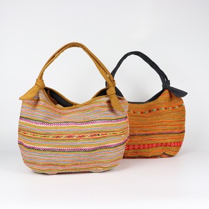 Bolsa de brocado bordada a mano con patrón personalizado, tipo respetuoso con el medio ambiente, botón a presión, pequeño conejo - Product Image 2