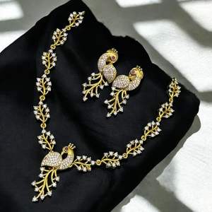 Ensemble de collier design paon finition mate CZ pour femmes bijoux avec détails complexes idéal pour les mariages, les festivals et les fêtes - Product Image 1