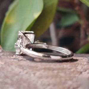 Anillos de boda de Plata de Ley 925 con solitario de diamante cultivado en laboratorio de corte esmeralda clásico de tres piedras para mujer - Product Image 4