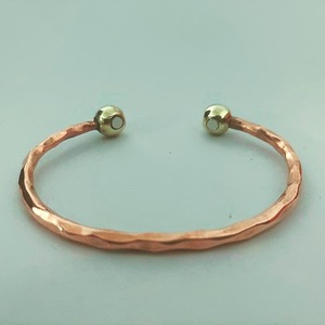 Brazaletes de moda de cobre y latón de diseño intrincado Joyas de terapia de bienestar y curación - Product Image 6