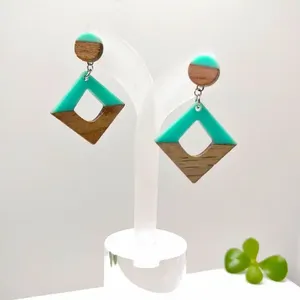 Pendientes de gota de resina personalizados de alta calidad para damas Diseño hueco elegante y elegante Directo DE LA India - Product Image 1