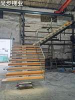 Escalier en marbre avec marches lumineuses LED, escalier en pierre, balustrade en verre, marches en carrelage, marches en marbre, escalier à poutres en acier