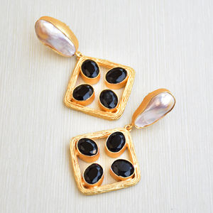 Boucles d'oreilles en laiton plaqué or en gros, perles, pierres organiques, texture en laiton mat, design bohème chic, lots de mode en gros - Product Image 6