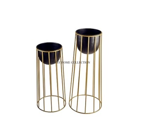 Elegante jardinera de metal estriado con grabados florales vintage diseñada para patio de casa con estilo y decoración de espacio comercial - Product Image 6