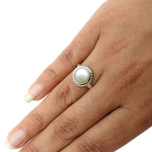 Anillo Tribal Natural Solitaire para Chicas con Incrustaciones de Perla de Agua Dulce de Corte Redondo Brillante, Sello de Plata 925 - Product Image 4