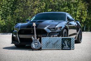 Ford Mustang Shelby GT500 d'occasion de 2022, appartenue au guitariste de rock alternatif célèbre Dave Navarro, avec guitare autographiée incluse. - Product Image 1