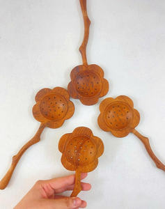 Cuillère en bois rouge en forme de fleur, filtre à thé en bois, bois naturel, style vintage, fabrication artisanale au Vietnam, cuillère à fentes 2025 - Product Image 6