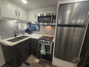 CARAVANA C-R-O-S-S-R-O-A-D-S RV C-R-U-I-S-E-R AIRE 27RBS USADA EN BUEN ESTADO, MODELO 2022, DISPONIBLE PARA LA VENTA - Product Image 3