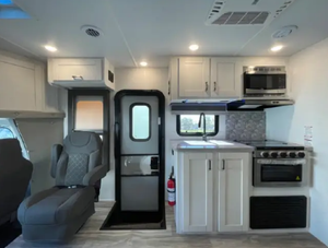 รถบ้านมือสอง Gulf Stream RV B Touring Cruiser 5240B ปี 2025 ราคาดีที่สุด รถบ้านเคลื่อนที่ Class C สำหรับขาย รองรับผู้โดยสาร 4-6 คน ภายในกว้างขวาง - Product Image 4