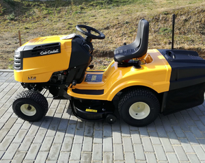 Tracteur de pelouse compact Cub Cadet LT2 NR92 avec ramassage d'herbe pour pelouses résidentielles et entretien des jardins - Product Image 4