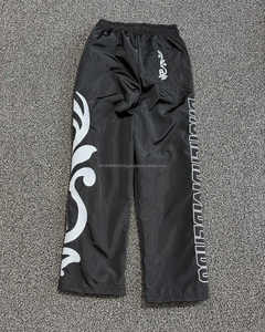 Pantalon coupe-vent en nylon de haute qualité avec impression latérale personnalisée pour hommes pantalon de survêtement baggy en coton en gros pantalon de style décontracté - Product Image 1