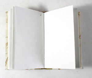 Cuaderno de Papel de Algodón Hecho a Mano con Tapa Dura Color Crema, Útiles Escolares con Impresiones de Hojas de Papel en Toda la Superficie - Product Image 3