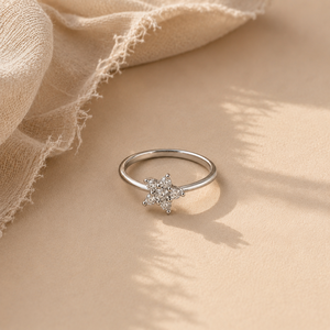 Anillo de Sello con Diseño de Racimo de Estrellas Delicado - Joyería Vintage con Incrustaciones Geométricas - Product Image 4