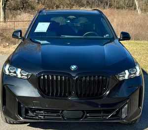 BMW X5 XDrive40i AWD 2024 Negro Ejecutivo Usado con Techo Solar, Arranque Remoto, Asientos de Cuero, Paquetes Premium y Deportivos, Volante a la Izquierda - Product Image 1