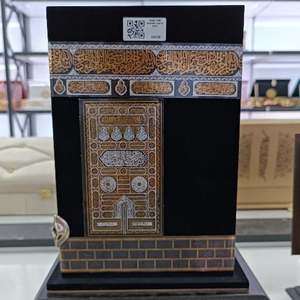 Sculpture de garçon Hafiz avec la Kaaba et le Coran - KURAN-I KERM - Product Image 1