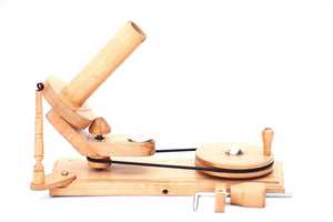 Enrouleur de fil en bois de hêtre fait à la main Enrouleur de boule à tricoter et à tricoter Cadeau parfait pour les tricoteurs - Product Image 2