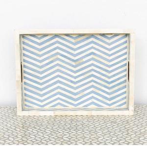 Ensemble de plateaux de service en bois élégants avec des plateaux légers et durables au design en chevron bleu, parfaits pour la salle à manger, la cuisine et la décoration intérieure - Product Image 2