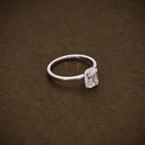 Anillo de Compromiso con Diamante Cultivado en Laboratorio, Corte Esmeralda, Halo, 1.31 CTW, F VVS2, Certificado IGI, Anillo Solitario con Halo, Regalo de Boda para Ella - Product Image 2