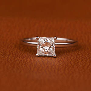 Bague de fiançailles personnalisable en or massif 14KT serti de lunette fine, diamant taille princesse cultivé en laboratoire, style tendance, certifiée IGI - Product Image 1