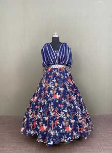 Robe longue en géorgette imprimée, élégante et de style designer, pour les occasions spéciales, les tenues traditionnelles, les tenues de mariage - Product Image 2