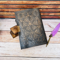 Carnet en cuir Seven Stone, Grimoire religieux à motif serpent en relief, 10x7 pouces, fait main, avec papier à bords festonnés et pierres précieuses pour l'écriture